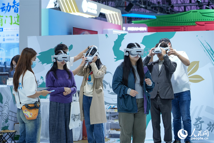 大會現場，市民與游客沉浸式體驗各類VR交互設備。人民網 涂詩軒攝