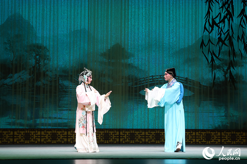 贛劇《珍珠記》在江西省南昌市紅谷灘區的贛劇院大劇場上演。圖為演出現場。人民網記者 時雨攝