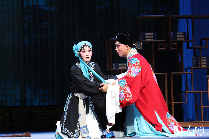 贛劇《珍珠記》在江西省南昌市紅谷灘區的贛劇院大劇場上演。圖為演出現場。人民網記者 時雨攝