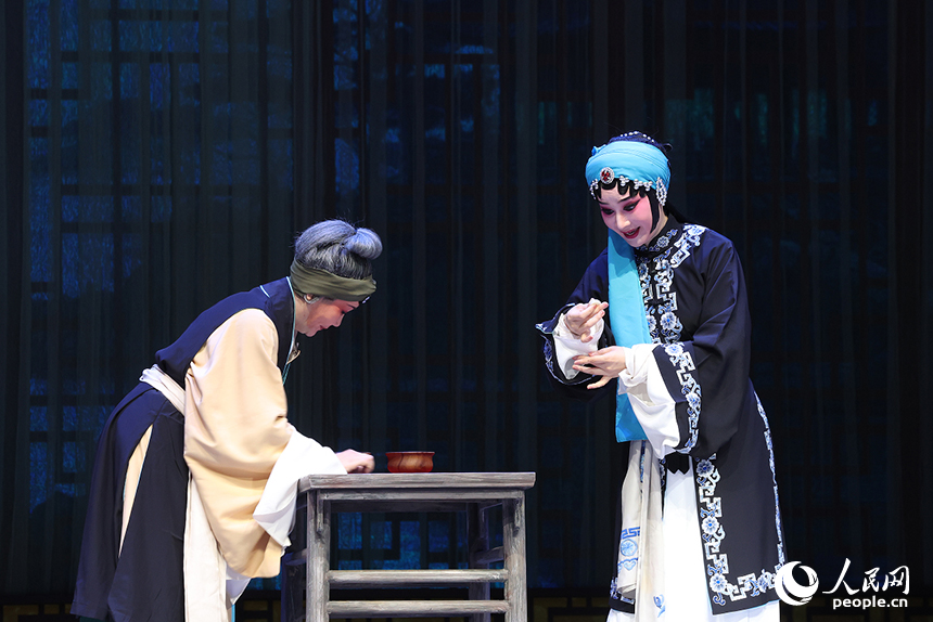 贛劇《珍珠記》在江西省南昌市紅谷灘區的贛劇院大劇場上演。圖為演出現場。人民網記者 時雨攝