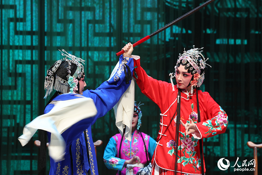 贛劇《珍珠記》在江西省南昌市紅谷灘區的贛劇院大劇場上演。圖為演出現場。人民網記者 時雨攝