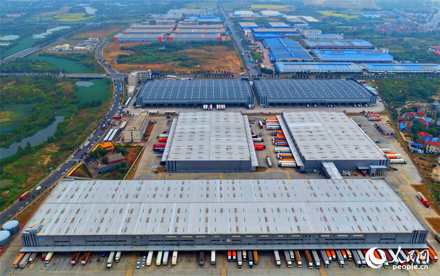 南昌市南昌向塘物流園，多輛快遞物流貨車排隊等待裝卸貨，秩序井然。人民網 朱海鵬攝