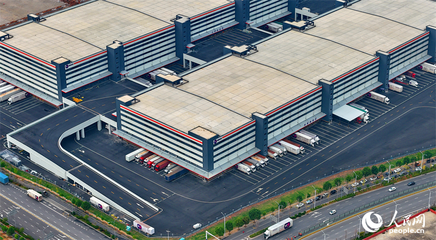 南昌市南昌向塘物流園，多輛快遞物流貨車排隊等待裝卸貨，秩序井然。人民網 朱海鵬攝