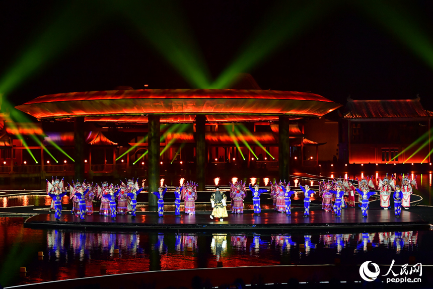 2025年第七屆湯顯祖國際戲劇交流月活動開幕，大型沉浸式演出給觀眾帶來視聽盛宴。人民網記者 時雨攝