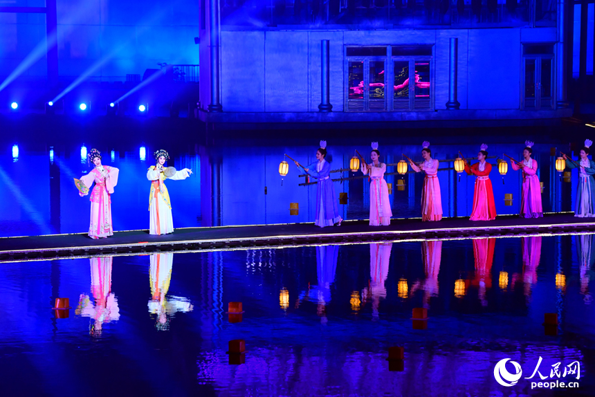 2025年第七屆湯顯祖國際戲劇交流月活動開幕，大型沉浸式演出給觀眾帶來視聽盛宴。人民網記者 時雨攝
