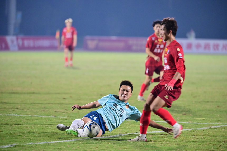 決賽首回合的精彩瞬間。劉勇攝