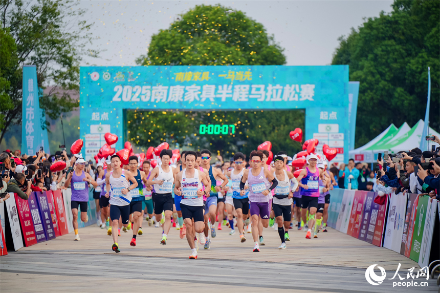 2025南康家具半程馬拉松賽比賽現場。人民網 朱海鵬攝