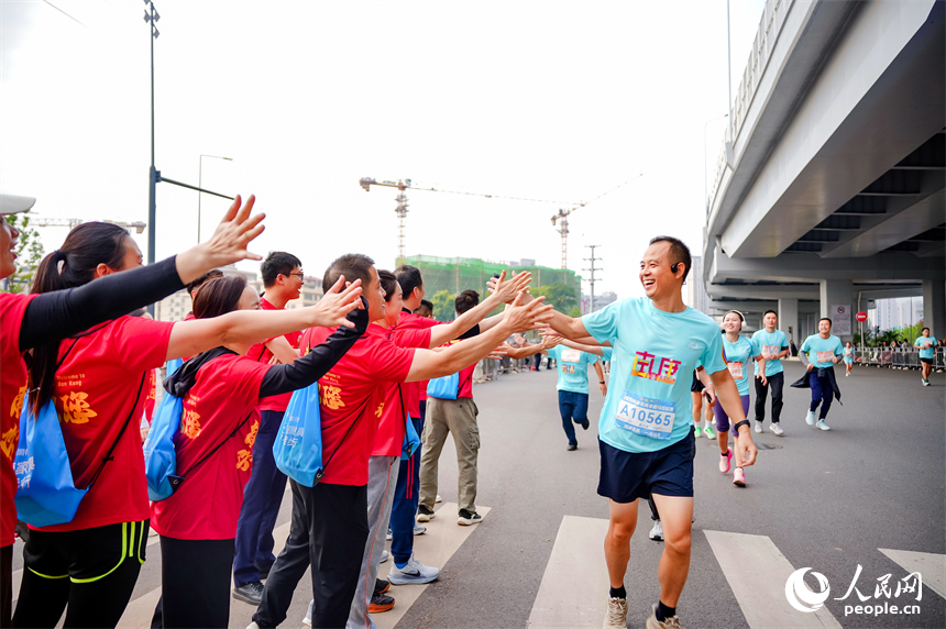 2025南康家具半程馬拉松賽比賽現場。人民網 朱海鵬攝