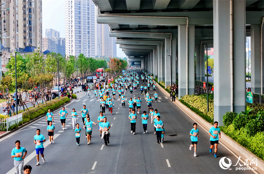2025南康家具半程馬拉松賽比賽現場。人民網 朱海鵬攝