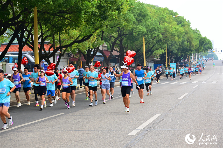 2025南康家具半程馬拉松賽比賽現場。人民網 朱海鵬攝