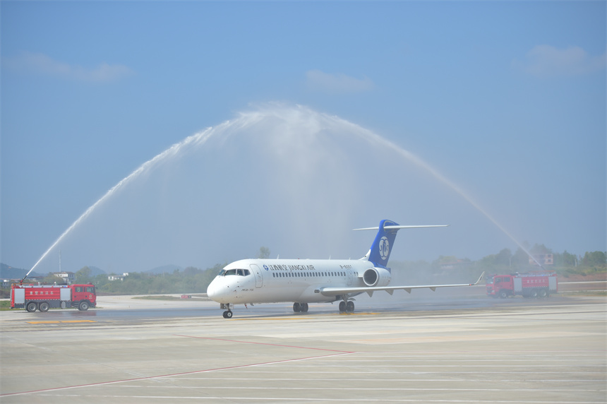 贛州瑞金機場以民航最高禮儀“過水門”迎接航班落地。楊鑫攝