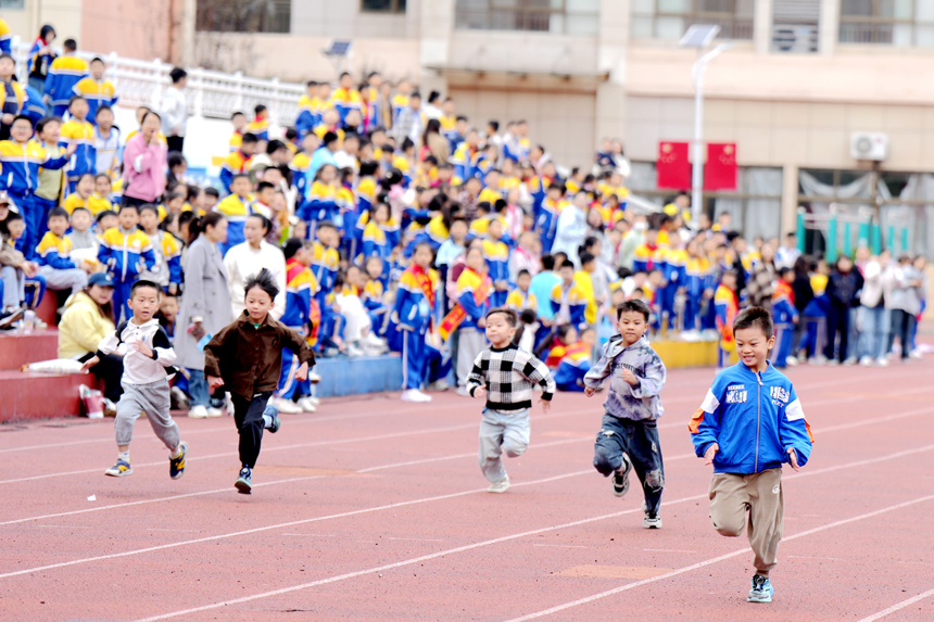 孩子們正在參加百米賽。