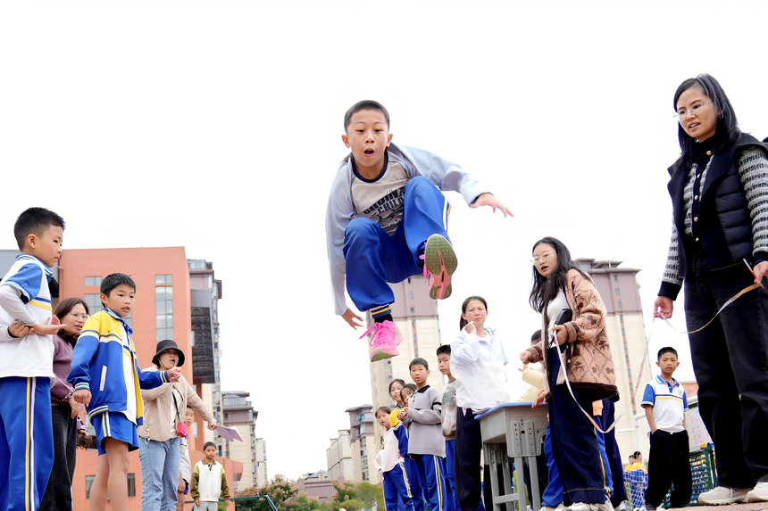 孩子們正在參加跳遠比賽。