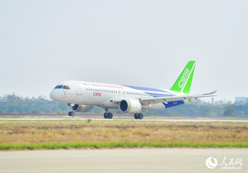 C919滑行起飛，準備開展飛行表演。人民網記者 時雨攝