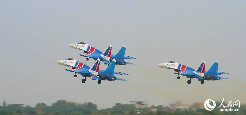 探營南昌飛行大會，部分表演機型在現場進行彩排演練。人民網記者 毛思遠攝