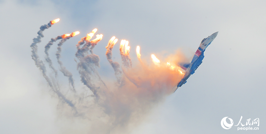 探營南昌飛行大會，“勇士”飛行表演隊正在進行飛行表演。人民網記者 毛思遠攝