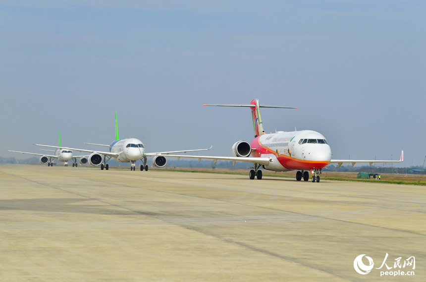 C919與ARJ21完成編隊飛行。人民網記者 時雨攝