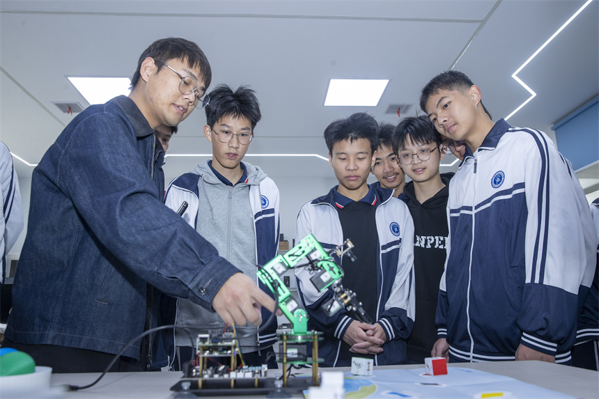 同學們參觀先進實驗室。