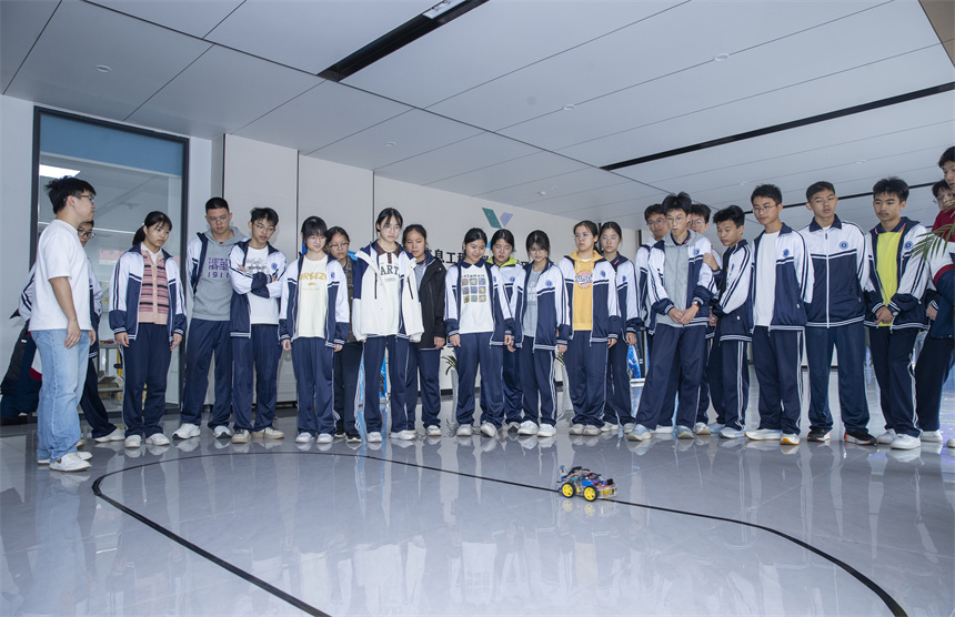 同學們參觀先進實驗室。