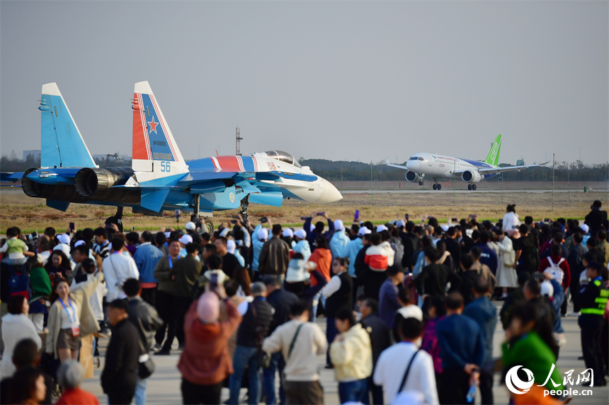 國產大飛機C919與俄羅斯“勇士”飛行表演隊的蘇-35s戰機同框。人民網記者 時雨攝