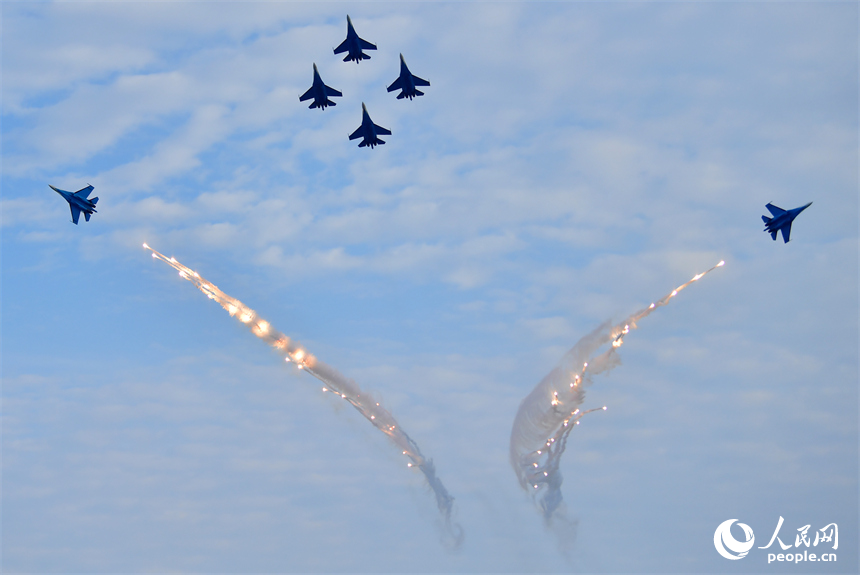 俄羅斯“勇士”飛行表演隊在瑤湖機場上空表演。人民網記者 時雨攝