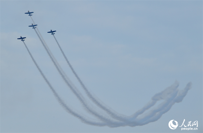 歐洲“空中駭客”飛行表演隊在瑤湖機場上空表演。人民網記者 時雨攝