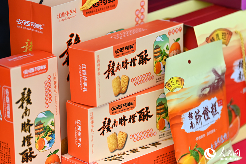 采購商和游客前來洽談臍橙訂單，品嘗臍橙特色美食。人民網 朱海鵬攝