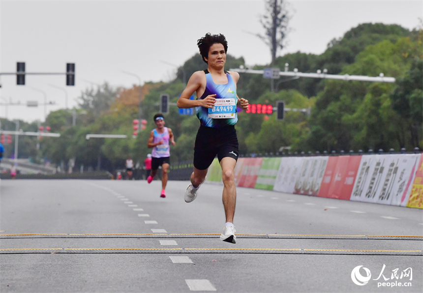 來自全國各地的3.2萬名跑者奔跑在贛江畔的賽道上，在奔跑中深度感受南昌的多元魅力。人民網記者 時雨攝