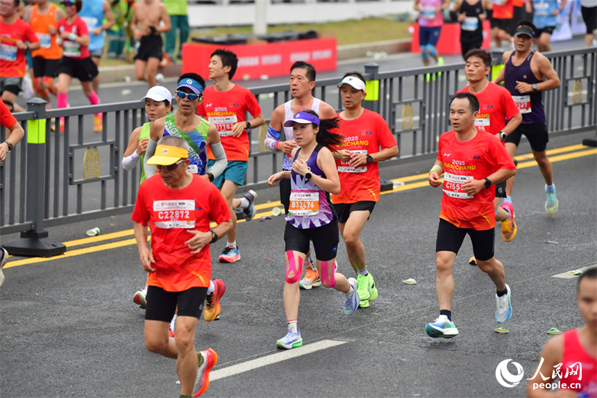 來自全國各地的3.2萬名跑者奔跑在贛江畔的賽道上，在奔跑中深度感受南昌的多元魅力。人民網記者 時雨攝