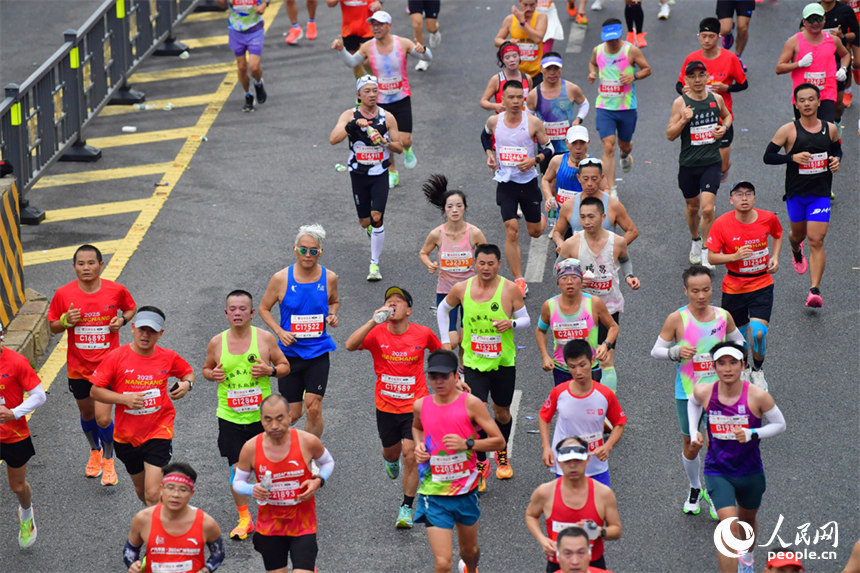 來自全國各地的3.2萬名跑者奔跑在贛江畔的賽道上，在奔跑中深度感受南昌的多元魅力。人民網記者 時雨攝
