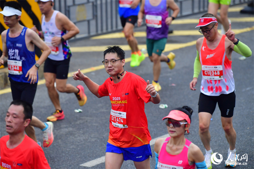 來自全國各地的3.2萬名跑者奔跑在贛江畔的賽道上，在奔跑中深度感受南昌的多元魅力。人民網記者 時雨攝