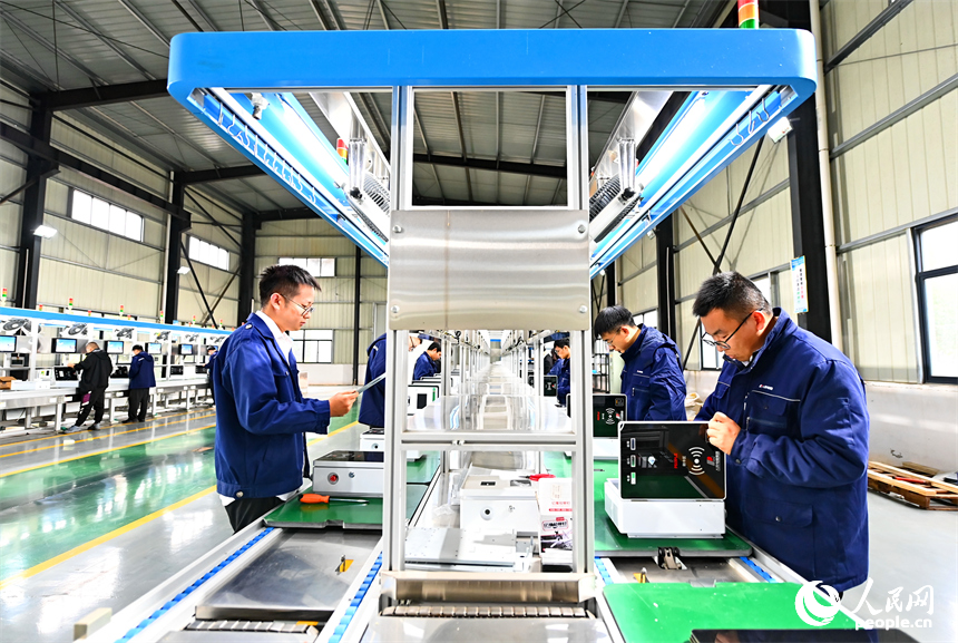 工人在生產測試新能源汽車智能充電樁。人民網 朱海鵬攝