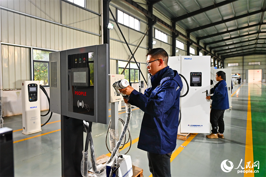工人在生產測試新能源汽車智能充電樁。人民網 朱海鵬攝