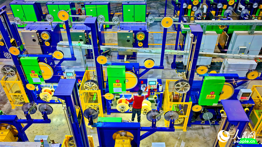 位于撫州市崇仁縣高新技術園區的一家電氣公司智能化生產車間內，工人在趕制電磁線訂單產品。人民網 朱海鵬攝