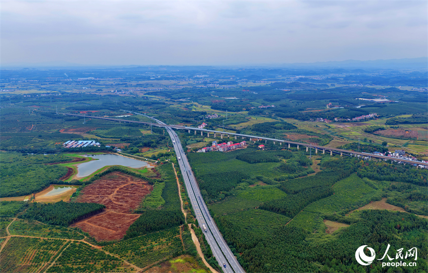 樟樹市觀上鎮一帶，公路、鐵路縱橫交錯，廣袤田園與青山綠樹交相輝映，冬日風景宜人。人民網 朱海鵬攝