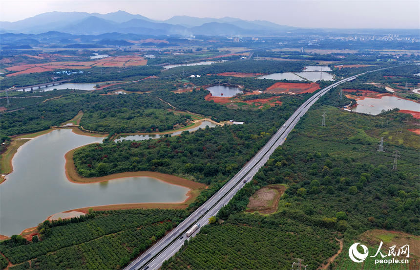 樟樹市觀上鎮一帶，公路、鐵路縱橫交錯，廣袤田園與青山綠樹交相輝映，冬日風景宜人。人民網 朱海鵬攝