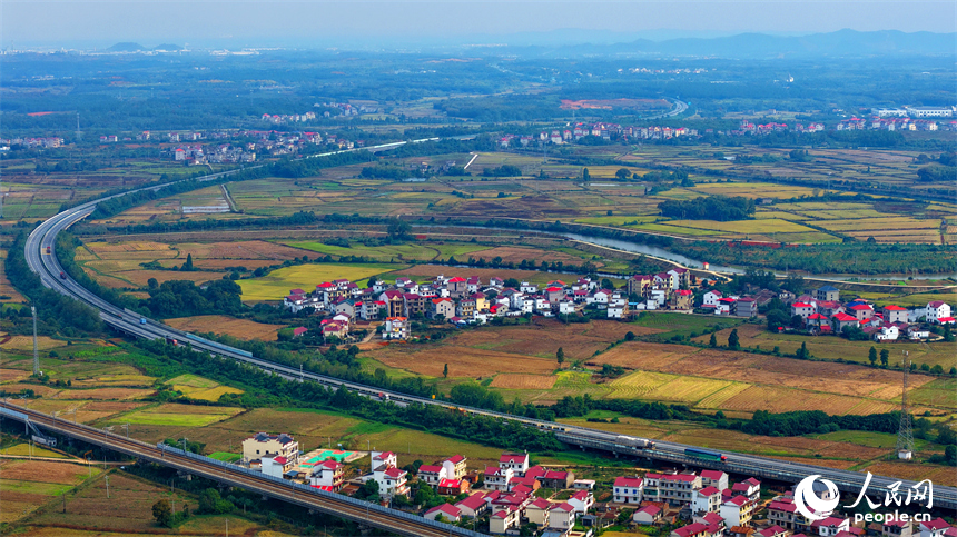 樟樹市觀上鎮一帶，公路、鐵路縱橫交錯，廣袤田園與青山綠樹交相輝映，冬日風景宜人。人民網 朱海鵬攝