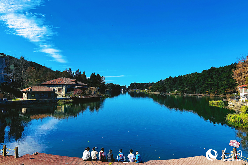 游客在廬山如琴湖畔拍照留念。人民網記者 邱燁攝