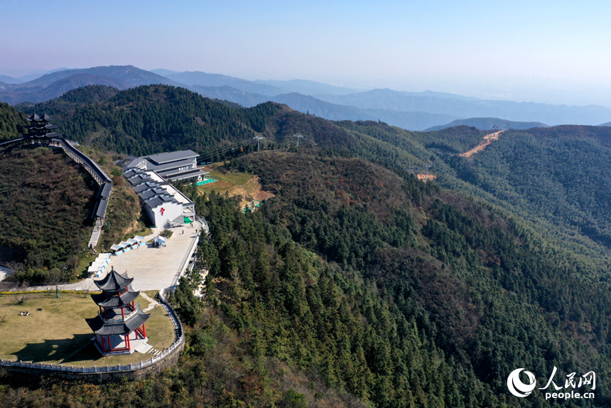 南昌梅嶺云端索道將于11月30日首航，這也是全國最長的城市交通觀景索道。人民網記者 時雨攝