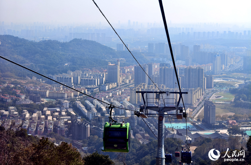 該索道是全國最長的城市交通觀景索道，從城區到山頂約17分鐘。人民網記者 時雨攝