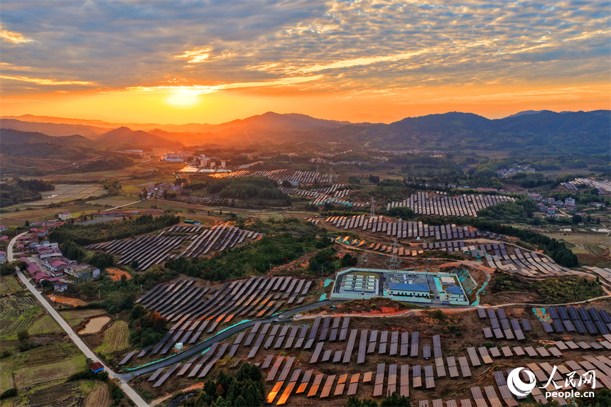撫州市廣昌縣千善鄉的華潤廣昌千善光伏項目基地,鱗次櫛比的光伏板熠熠生輝。人民網記者 朱海鵬攝