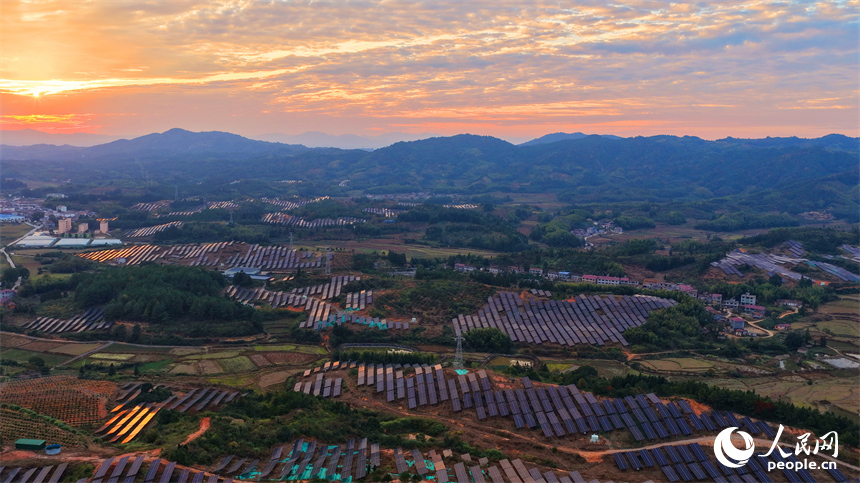撫州市廣昌縣千善鄉的華潤廣昌千善光伏項目基地，鱗次櫛比的光伏板熠熠生輝。人民網記者 朱海鵬攝