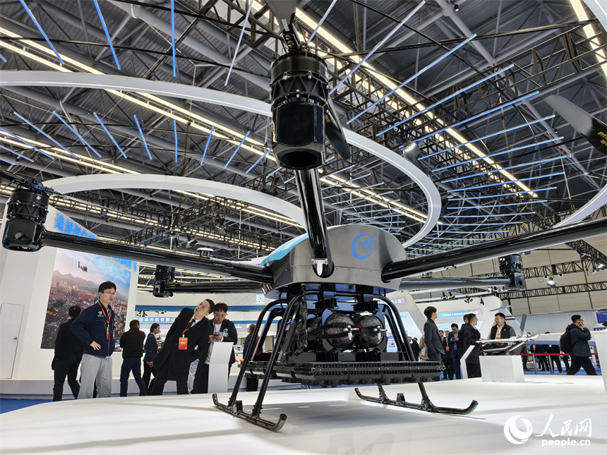 景德鎮低空產業生態展上,人們正在參觀一架大型多旋翼無人機。人民網記者 時雨攝
