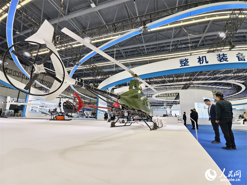 景德鎮低空產業生態展上，人們在整機裝備區參觀一架無人直升機。人民網記者 時雨攝