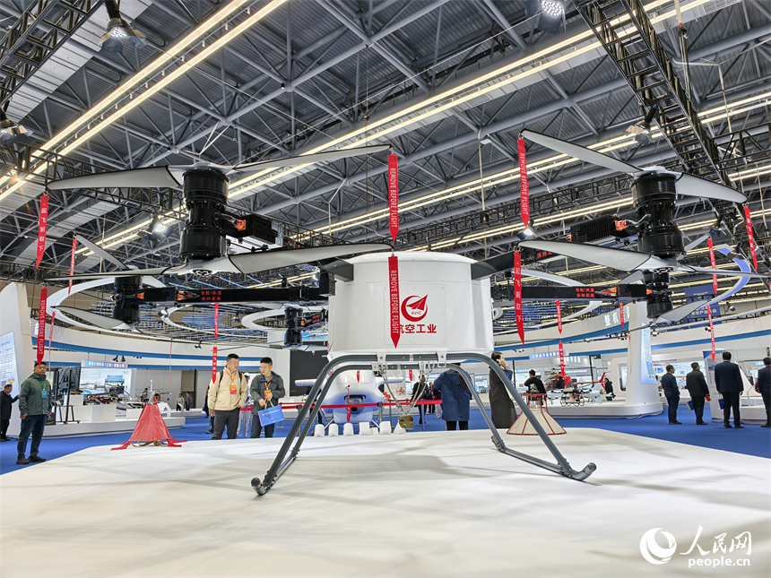 景德鎮低空產業生態展上，人們正在參觀一架大型多旋翼無人機。人民網記者 時雨攝