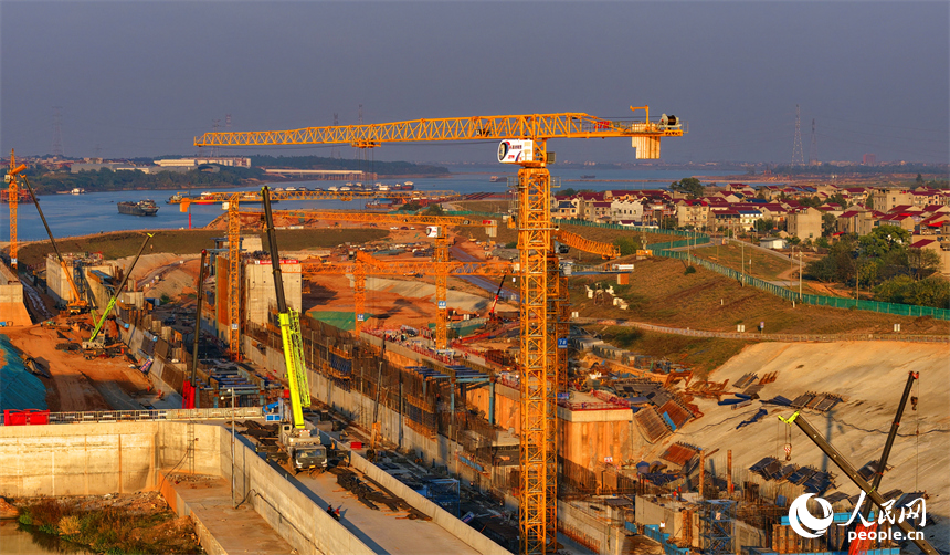 位于豐城市的贛江龍頭山樞紐塔吊林立，工人在加緊建設水利樞紐二線船閘。人民網記者 朱海鵬攝