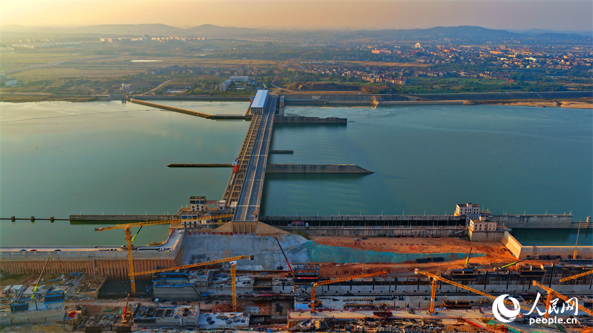 位于豐城市的贛江龍頭山樞紐塔吊林立，工人在加緊建設水利樞紐二線船閘。人民網記者 朱海鵬攝