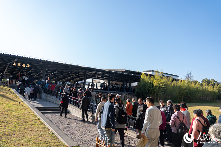 游客在景德鎮市陶陽里歷史文化街區游玩。人民網 龍楚良攝