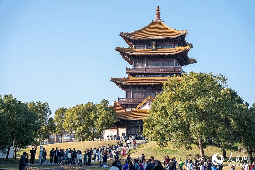 游客在景德鎮市陶陽里歷史文化街區游玩。人民網 龍楚良攝
