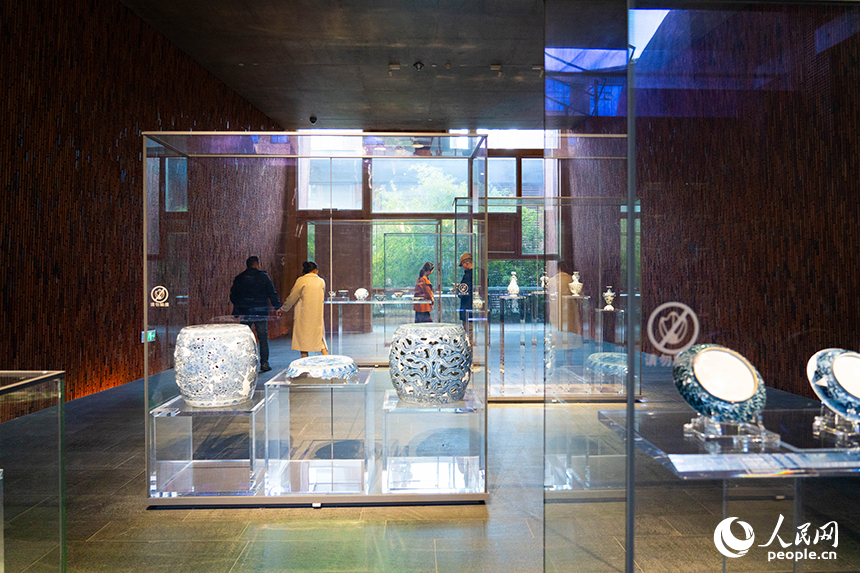 景德鎮御窯博物館內，修復的古瓷文物展品吸引游客駐足拍照。人民網 龍楚良攝